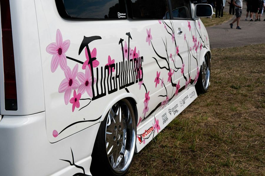 Commercial vehicle lettering